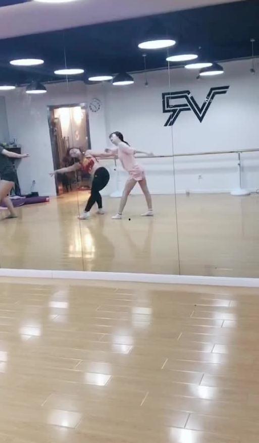 跳舞吃瓜视频,一起感受跳舞吃瓜的趣味时光