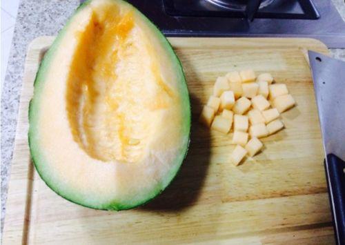 老太婆吃哈密瓜的视频,甜蜜瞬间引网友热议