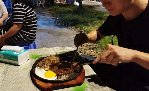 晚上摆摊吃瓜视频,揭秘夜间摆摊吃瓜的火爆现场